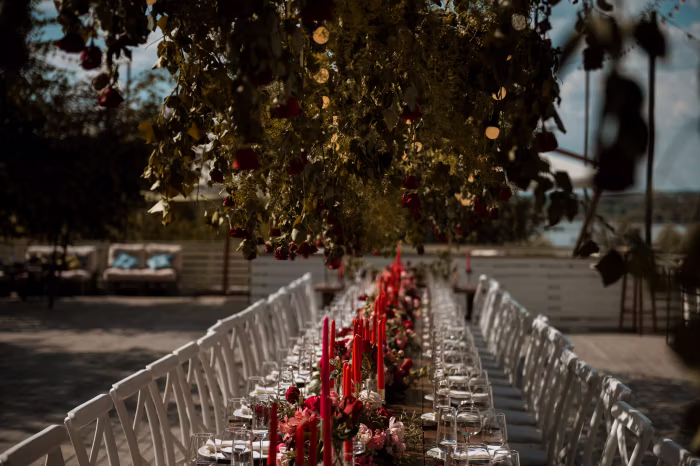 beautiful wedding table arrangement outdoors 1
